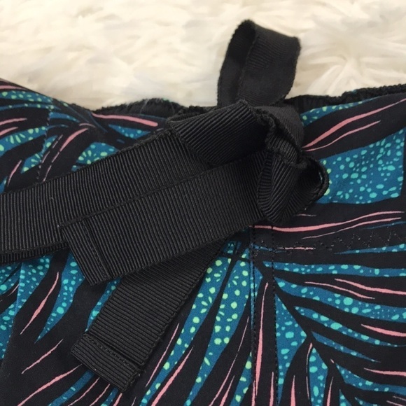 🔥$SALE$🔥 Lululemon Spring Break Away Short Palm Lace Tofino - Picture 2 of 7